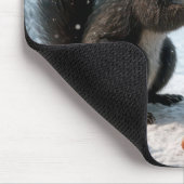 Zwarte eekhoorn saving eikels in portemonnee muismat (Hoek)