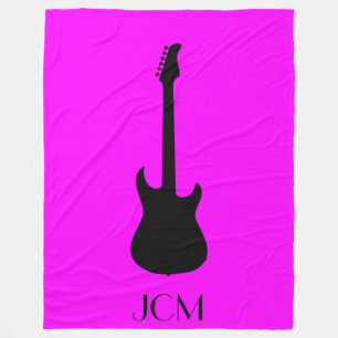 Zwarte elektrische gitaar met monogram op roze fleece deken