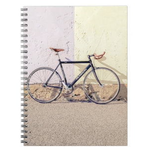 ZWARTE EN GRAY CITY BIKE LEREN OP WITTE WAL NOTITIEBOEK