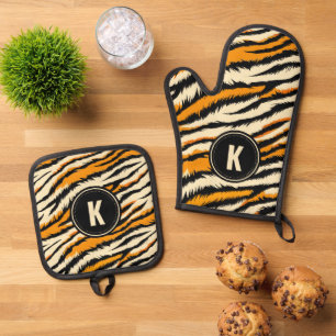 Zwarte en oranje tijgerstrepen monogram ovenwant & pannenlap set