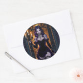 Zwarte en Paarse heks met Candelabra Halloween Ronde Sticker (Envelop)