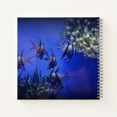 Zwarte en Witte Angelvis in het Deep Blue Zee Notitieboek (Achterkant)