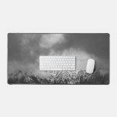 Zwarte en witte bergen in wolken bureaumat (Keyboard & Muis)