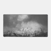 Zwarte en witte bergen in wolken bureaumat (Voorkant)