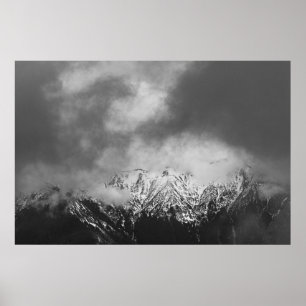 Zwarte en witte bergen in wolken poster