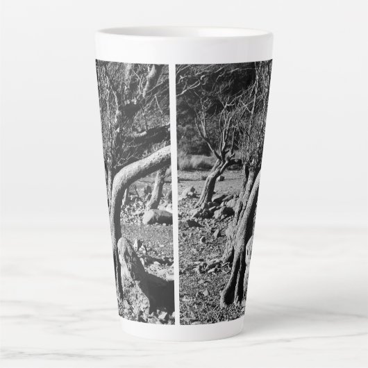 ZWARTE EN WITTE BOMEN LATTE MOK (Voorkant)