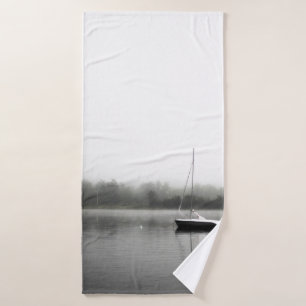ZWARTE EN WITTE BOOT OP DE LAD BADHANDDOEK