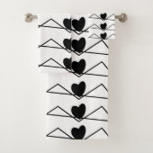 Zwarte en witte Chevron Stripe Hearts Bad Handdoek (Insitu)