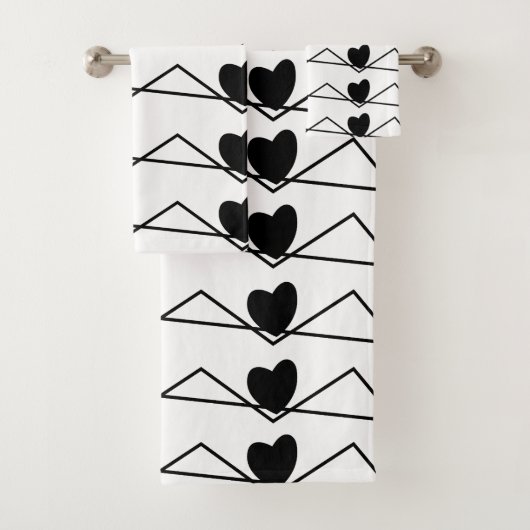 Zwarte en witte Chevron Stripe Hearts Bad Handdoek (Insitu)