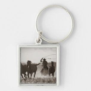 Zwarte en witte foto van een Cowboy Lassoing Horse Sleutelhanger