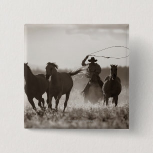 Zwarte en witte foto van een Cowboy Lassoing Horse Vierkante Button 5,1 Cm