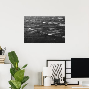 Zwarte en witte foto van een stormachtig zee poster