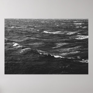 Zwarte en witte foto van een stormachtig zee poster
