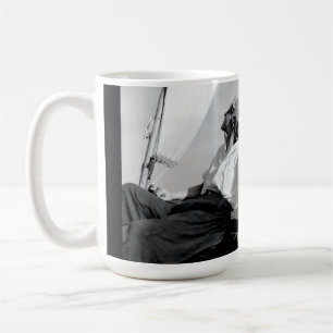 Zwarte en witte foto van vrouwelijke zeiler koffiemok