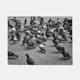 Zwarte en witte fotografie van vele duiven deurmat