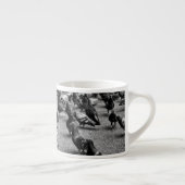 Zwarte en witte fotografie van vele duiven espresso kop (Rechts)