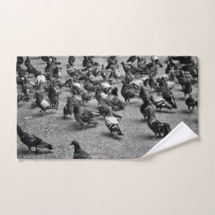 Zwarte en witte fotografie van vele duiven handdoek