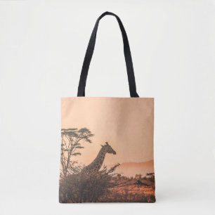 ZWARTE EN WITTE GIRAFFE OP GEBIED VAN BROWN GRAS DRAAGTAS