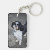 Zwarte en witte hond sleutelhanger (achterkant)