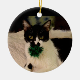 Zwarte en witte kat met balversiering keramisch ornament