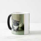 zwarte en witte keuken tongen tikken uit magische mok (Voorkant links)