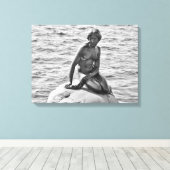 Zwarte en witte kleine zeemeerminstallatie canvas afdruk (Insitu (Houten vloer))