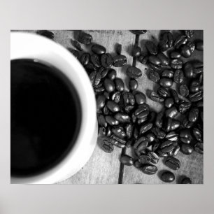 Zwarte en witte koffiebonen en een beker koffie va poster