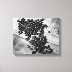 Zwarte en witte koffiebonen op een oude krat, 11x1 canvas afdruk