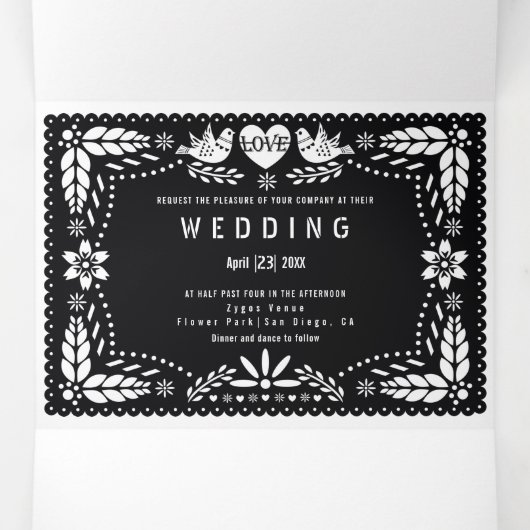 Zwarte en witte papel picado liefhebbers bruiloft drieluik uitnodiging (Binnenkant midden)