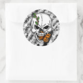 Zwarte en witte schedel met monboogvlinder ronde sticker (Tas)