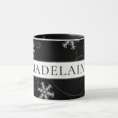 Zwarte en witte sneeuwvlok met naam of monogram mok (Midden)