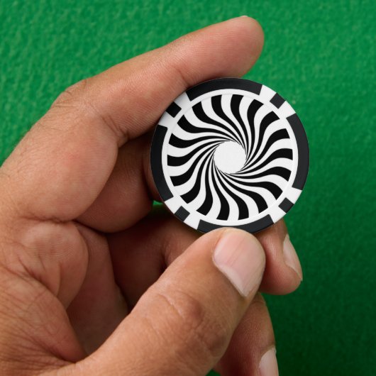 Zwarte en witte spiraalafdruk poker chips (Hand)