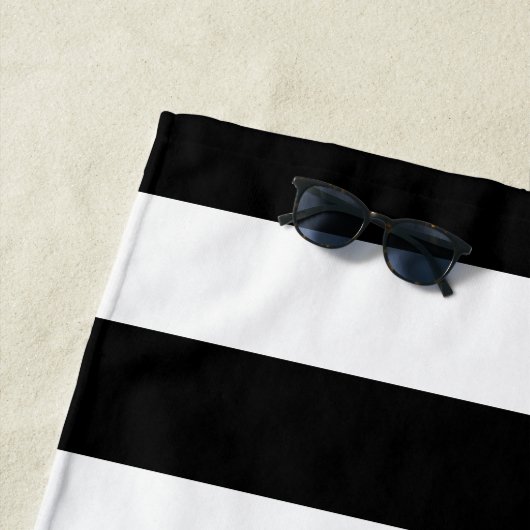 Zwarte en Witte Striped Pattern Modern Name Strandlaken (In situ)