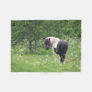Zwarte en witte verf Pony in gras en bloemen Fleece Deken