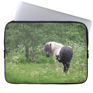 Zwarte en witte verf Pony in gras en bloemen Laptop Sleeve