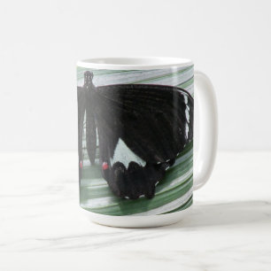 Zwarte en witte vlinder koffiemok
