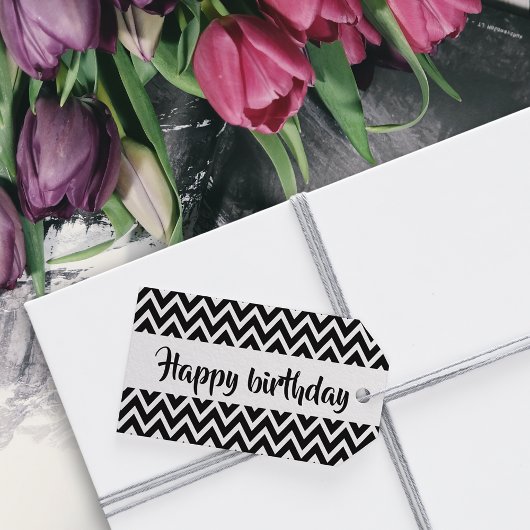 Zwarte en witte Zigzag Happy Birthday op maat Cadeaulabel