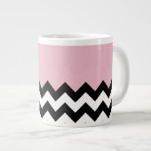 Zwarte en witte zigzag Patroon, Chevron, Roze Extra Grote Beker (Voorkant rechts)