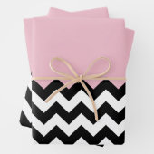 Zwarte en witte zigzag Patroon, Chevron, Roze Inpakpapier Vel (In situ)