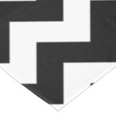 Zwarte en witte zigzag Patroon, Chevron, Roze Tafelkleed (Gekanteld)