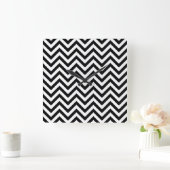 Zwarte en witte zigzag Stripes Chevron Pattern Vierkante Klok (Huis)