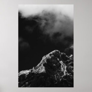 Zwarte en witte zon verlichte berg poster