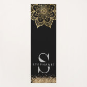 zwarte goudmandala op monogram yogamat (Voorkant)