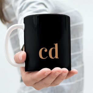 Zwarte goudmonogram initiaal modern koffiemok