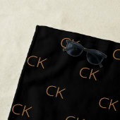 Zwarte goudmonogram initiaal moderne elegant strandlaken (In situ)