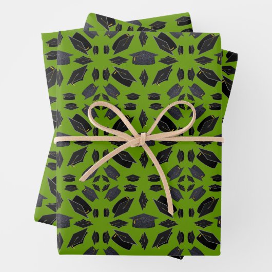 Zwarte graafkap boven groene gras inpakpapier vel (In situ)