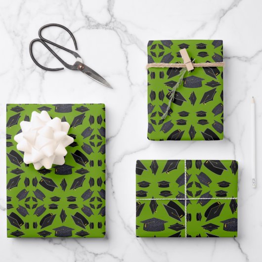 Zwarte graafkap boven groene gras inpakpapier vel (Voorkant)