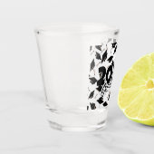 Zwarte gradatiekappen getoseerd in de lucht op wit shot glas (Links)