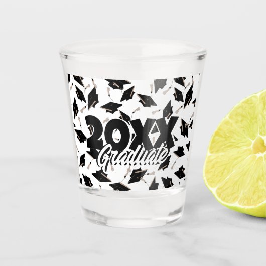 Zwarte gradatiekappen getoseerd in de lucht op wit shot glas (Voorkant)