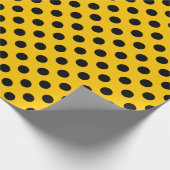 Zwarte haarpunten op geel cadeaupapier (Hoek)